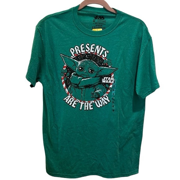 Disney Star Wars Yoda Baby Jedi Presents Are on the Way Holiday Christmas Tshirt - Picture 1 of 7